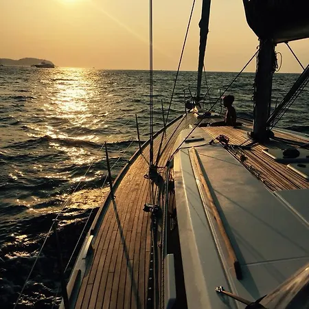 Botel Happy Sailing Barca A Vela
