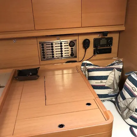Botel Happy Sailing Barca A Vela